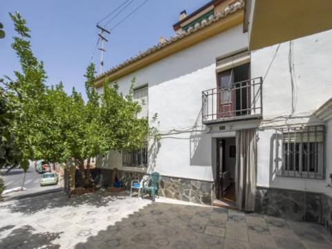 Casa pareada en calle de Granada, 26
