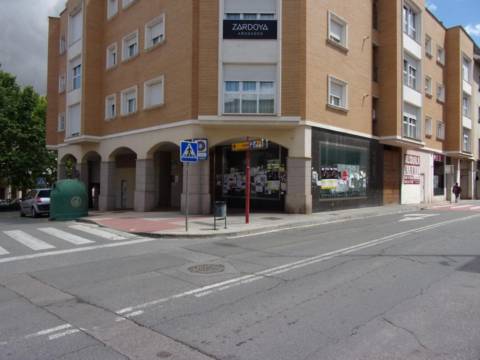 Local comercial en Plaza de la Constitución, 9