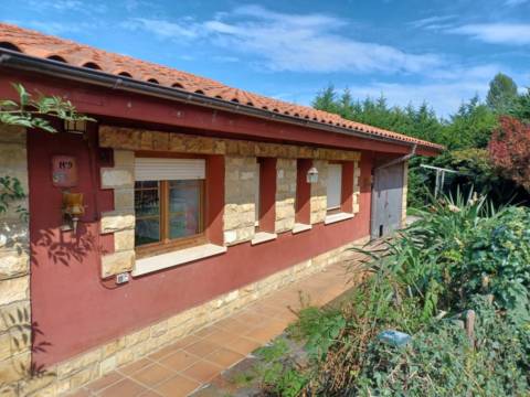 Las puertas delanteras de una casa de piedra tradicional de oriente medio