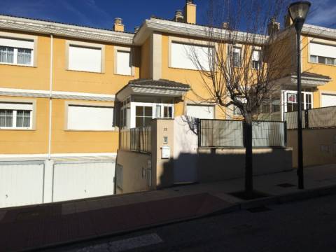 Casa adossada a calle de Leonor de Castilla, 22